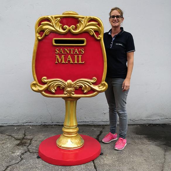 Location déco géante boite aux lettres père Noël pour grande surface